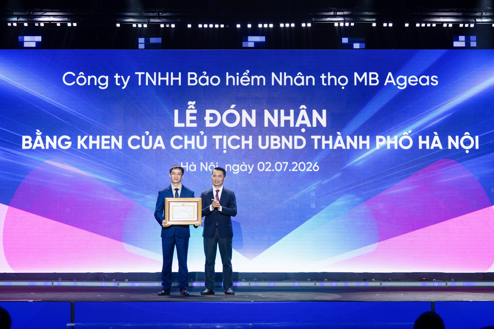 MB Life đón nhận Bằng khen của Chủ tịch UBND Thành phố Hà Nội nhân dịp kỷ niệm 10 năm thành lập