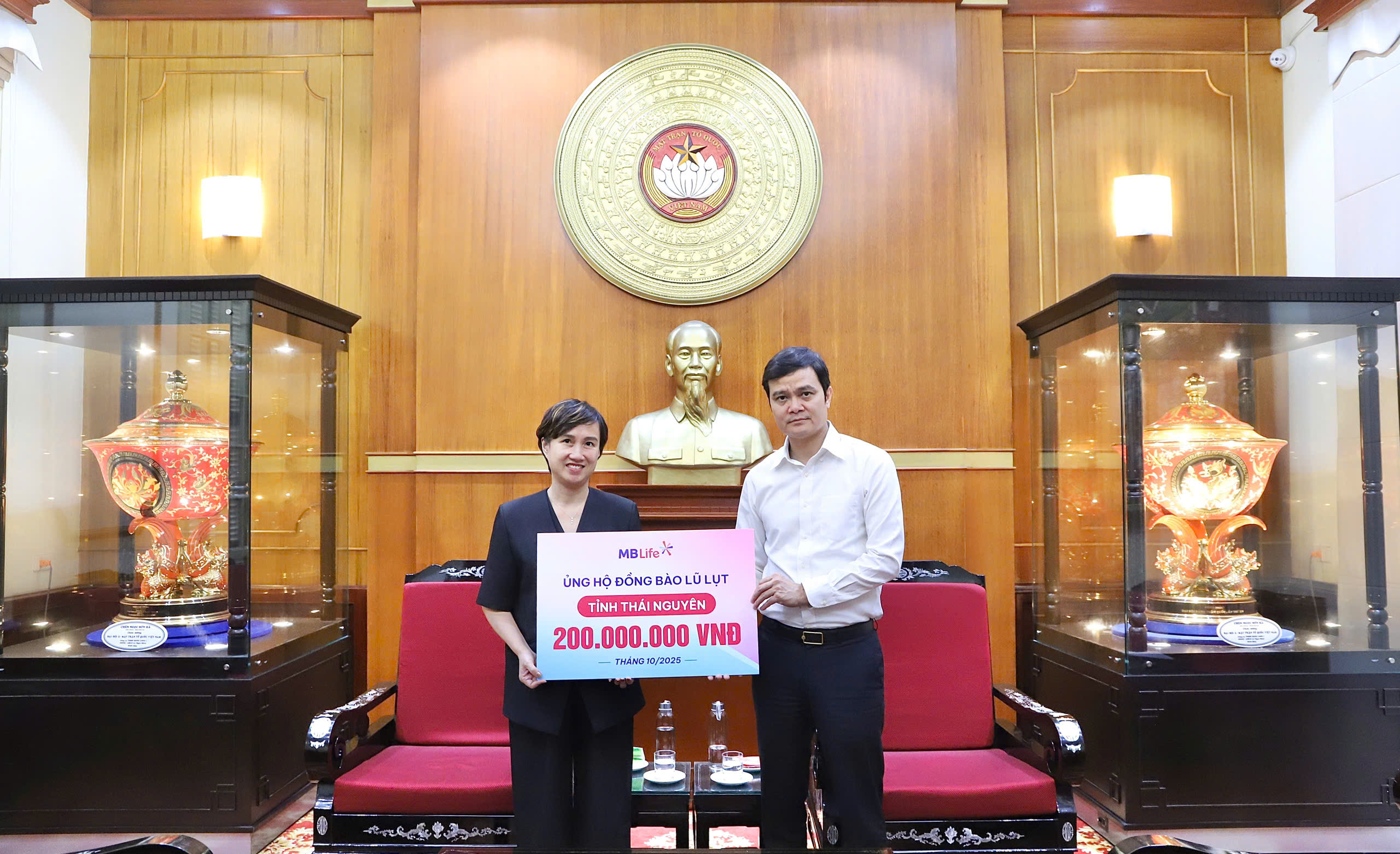 MB Life chung tay sẻ chia khó khăn với đồng bào vùng lũ lụt