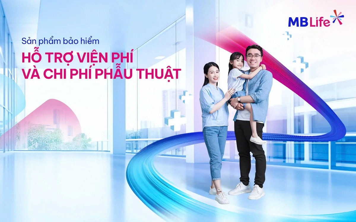 Nhân viên y tế trao đổi cùng người bệnh, minh hoạ sản phẩm Hỗ trợ viện phí và chi phí phẫu thuật.